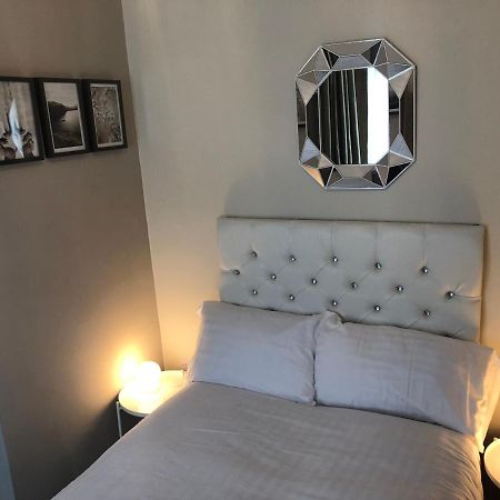 3 Double Bed Brittania Styled Central Home Near Lfc Sleeps 6 With Free Business Super Fast Fibre Broadband Liverpool Exterior photo